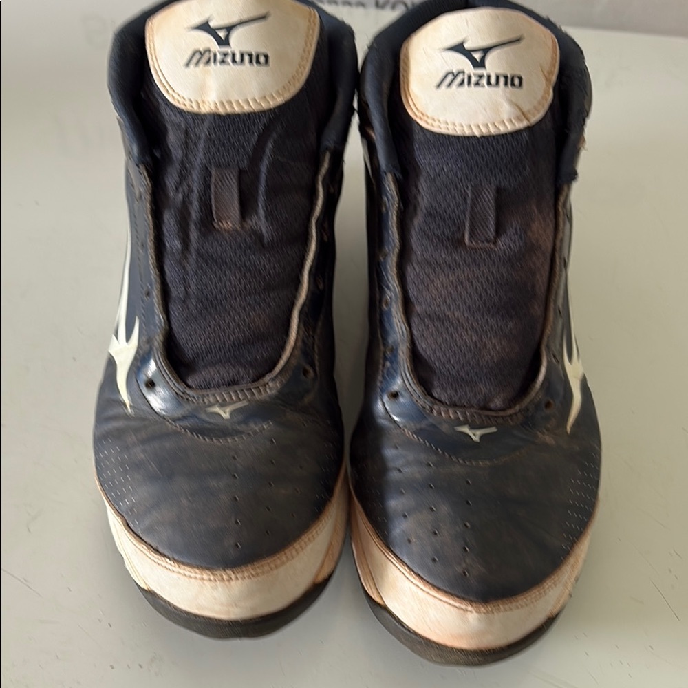 Mizuno Men's Black and Cream Athletic Shoes